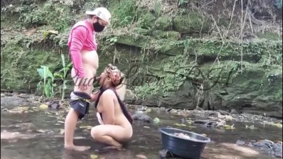 Bokep Indo Ngewe Istri Abis Nyuci Baju Di Sungai