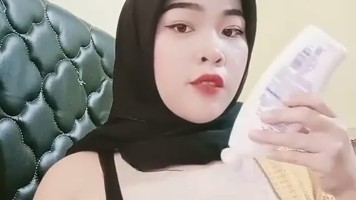 Jilbab Pamer Pentil Susu
